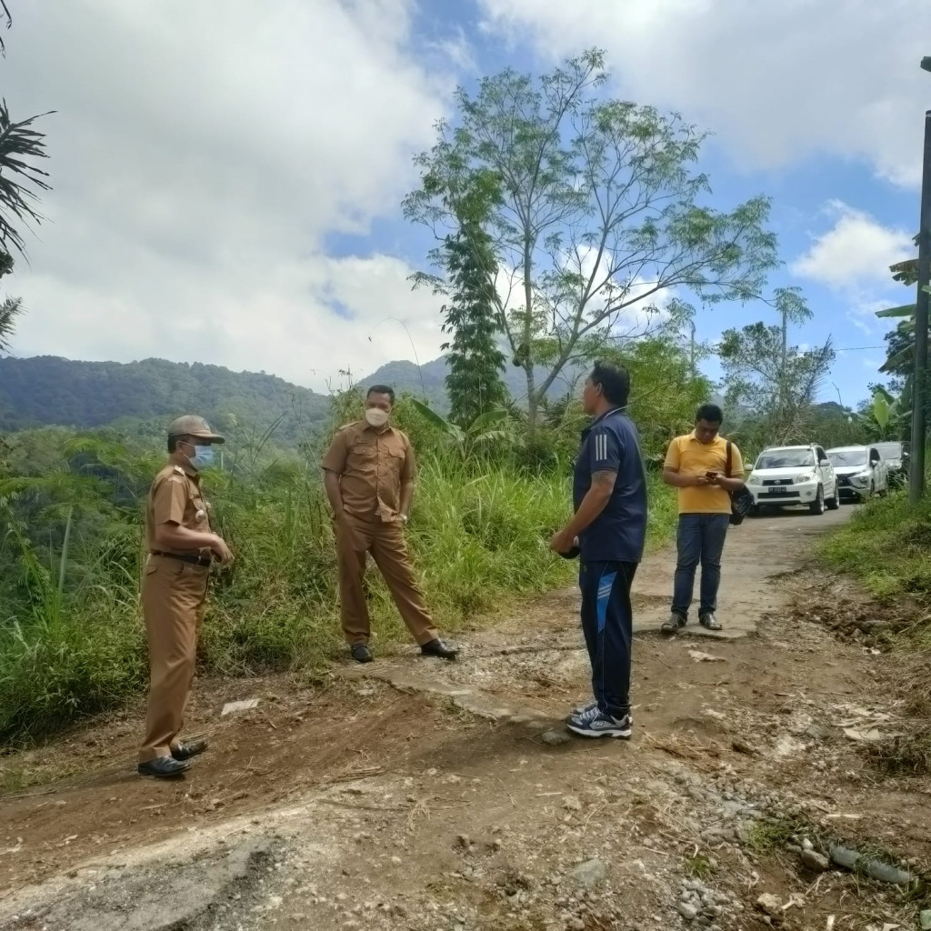 Camat  Petang memantau kondisi Jln.  Kabupaten di Br. Tiyingan